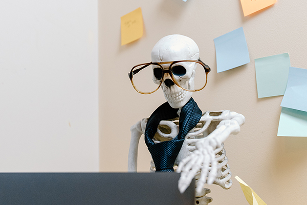 skeleton-with-laptop-and-sticky-notes