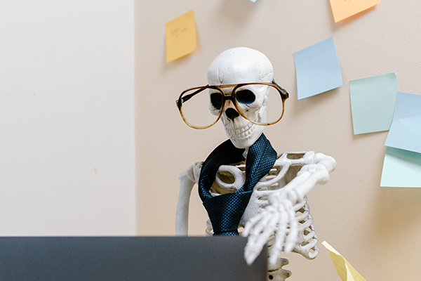 skeleton-with-laptop-and-sticky-notes